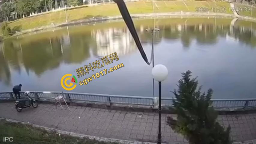 越南13岁男孩持刀暴走:将同学捅伤后推入湖中,辱骂激发致命仇恨,监控全程记录,复仇摄人心魄!-9