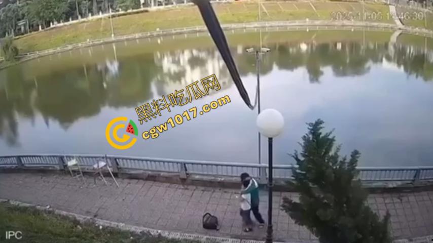 越南13岁男孩持刀暴走：将同学捅伤后推入湖中，辱骂激发致命仇恨，监控全程记录，复仇摄人心魄！-2