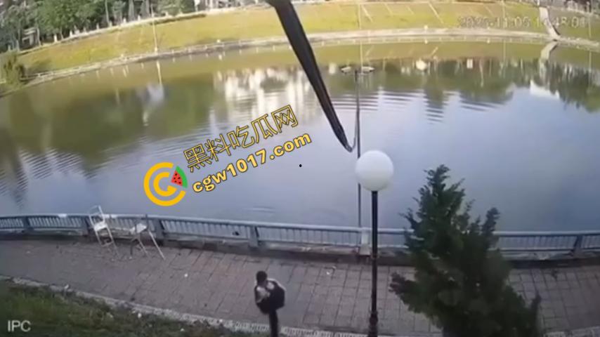 越南13岁男孩持刀暴走：将同学捅伤后推入湖中，辱骂激发致命仇恨，监控全程记录，复仇摄人心魄！-7