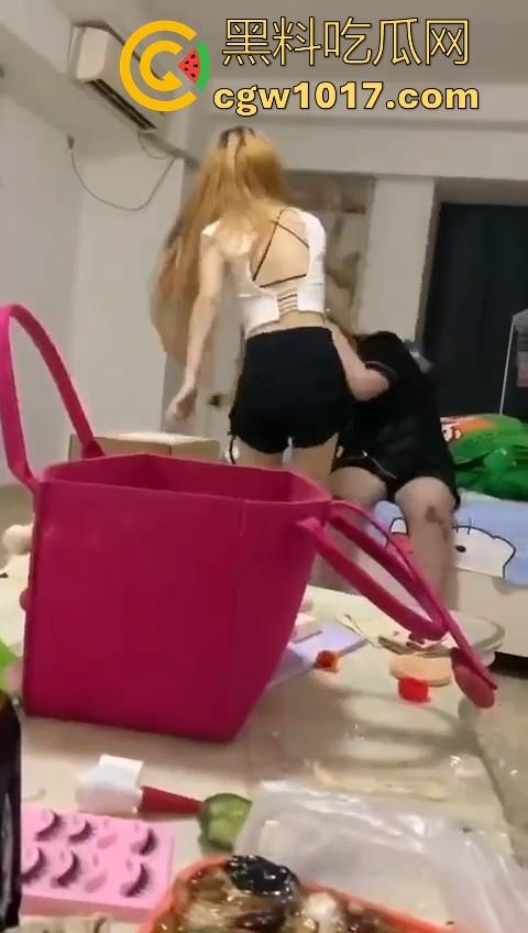 姐妹反目成仇混合双打,精神小妹上门爆揍黄毛大肥婆,水壶铁棍抄起家伙就往头上砸,你别说真有点狠!-3