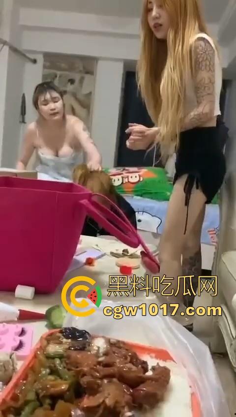 姐妹反目成仇混合双打,精神小妹上门爆揍黄毛大肥婆,水壶铁棍抄起家伙就往头上砸,你别说真有点狠!-6