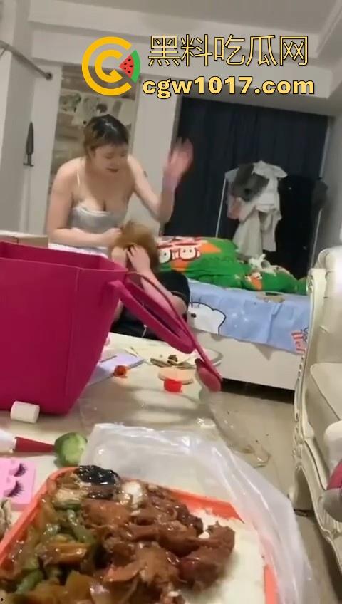 姐妹反目成仇混合双打,精神小妹上门爆揍黄毛大肥婆,水壶铁棍抄起家伙就往头上砸,你别说真有点狠!-7