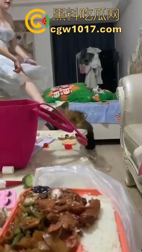 姐妹反目成仇混合双打,精神小妹上门爆揍黄毛大肥婆,水壶铁棍抄起家伙就往头上砸,你别说真有点狠!-8