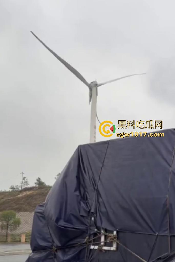 11月9日江西九江鄱阳湖服务区,吉电风扇叶突然断裂,玻璃纤维漫天飞舞,居民吸入有炸肺的风险,这都没人管?-8