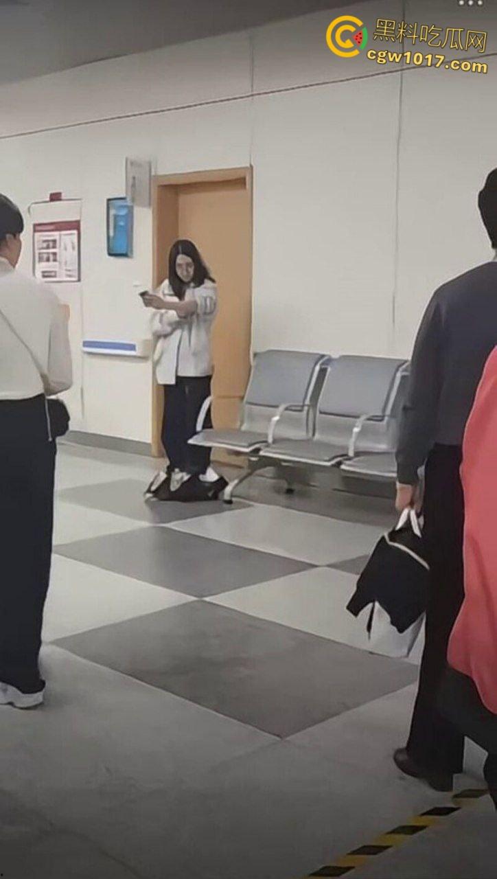 温州医院惊现家暴男,两人发生口角争夺孩子,男子当众对妻子全打脚踢,孩子被吓到大哭不止!-3