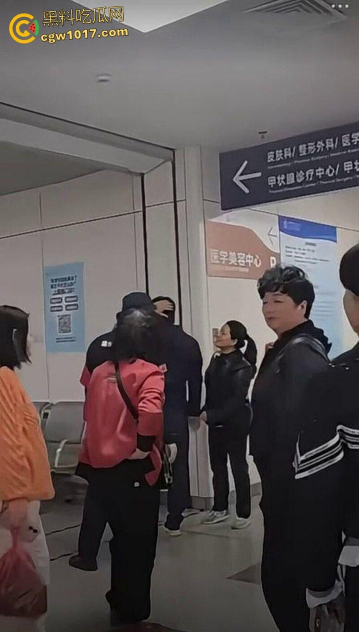 温州医院惊现家暴男,两人发生口角争夺孩子,男子当众对妻子全打脚踢,孩子被吓到大哭不止!-4