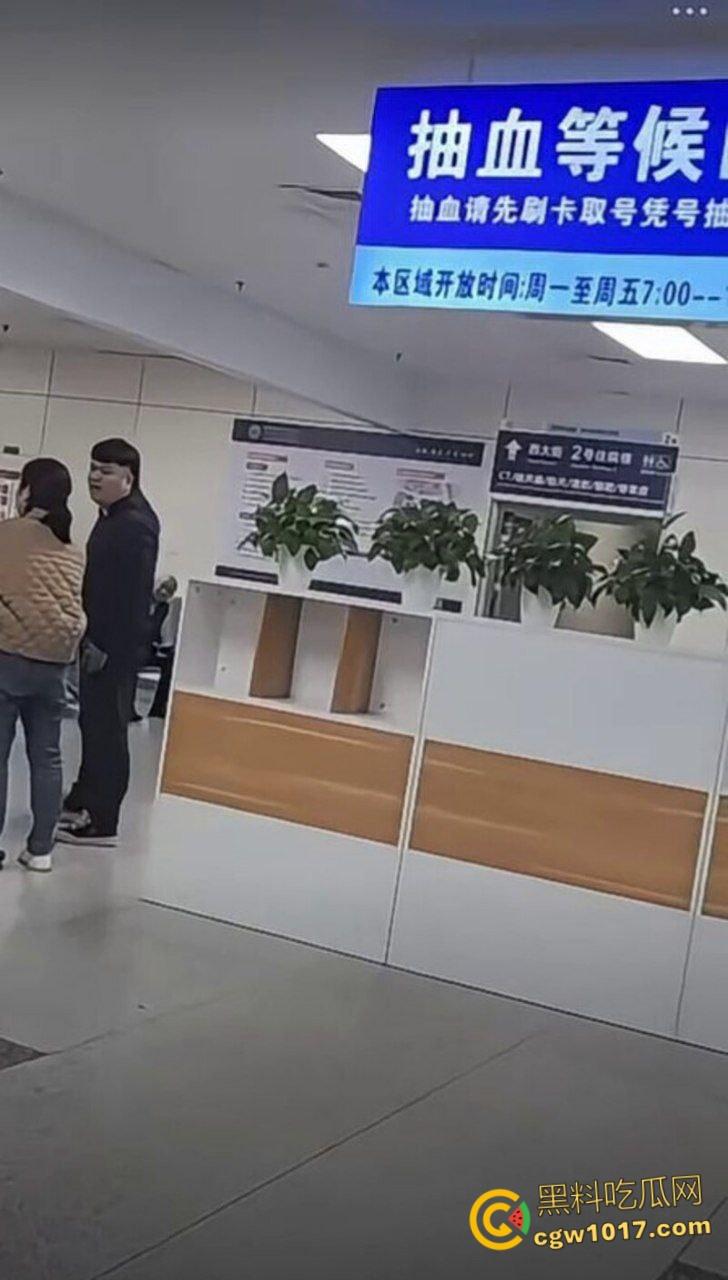 温州医院惊现家暴男,两人发生口角争夺孩子,男子当众对妻子全打脚踢,孩子被吓到大哭不止!-5