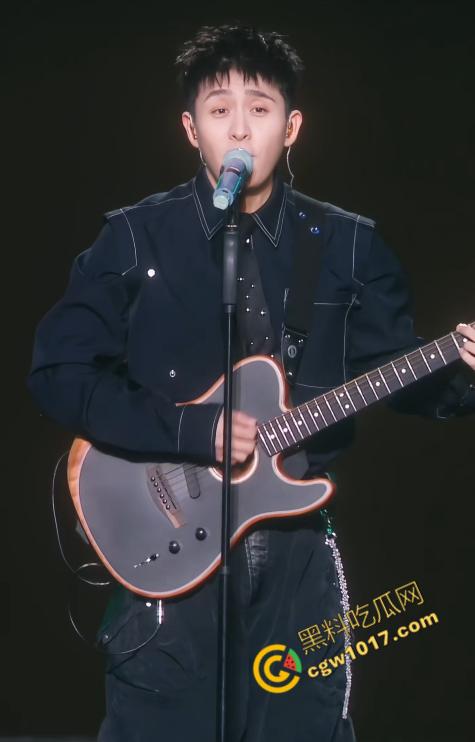 顶流男歌手【焦迈奇】密室调教视频震惊娱乐圈,腹肌男神被资本大佬如狗般玩弄,表情从抗拒到享受,炸裂网络!-2