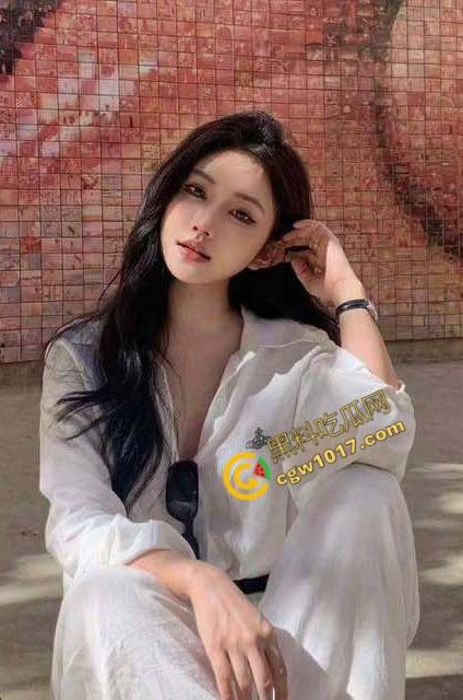 纹身嫂子狂野夜:沙发上狂野交欢,嫩乳纹身挑逗小叔子,白虎紧穴颤抖,高潮喷溅!-3