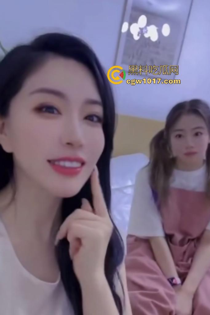 【静安母女】双飞金主，两人一起服侍吸奶，女儿饿了还叼妈妈奶头，女儿坐脸妈妈骑屌，这是享受还是受罪？-6