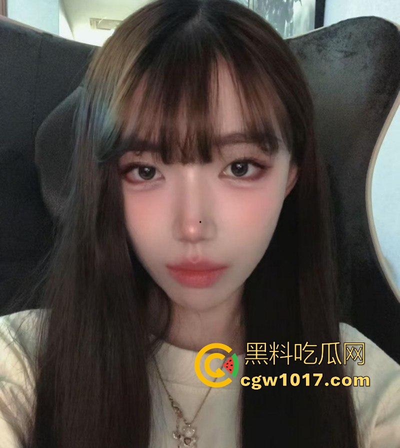 重庆极品陪酒女化身母狗献身客户,身穿黑丝情趣跪地舔屌,精湛的口技搭配上风骚的气质,简直反差到了骨子里!-4