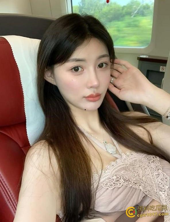 抖音百万颜值网红【王语会】,疑似得罪大哥被曝光私照,极品身材被对镜后入,绝美女神不过也是大哥的炮架子!-2