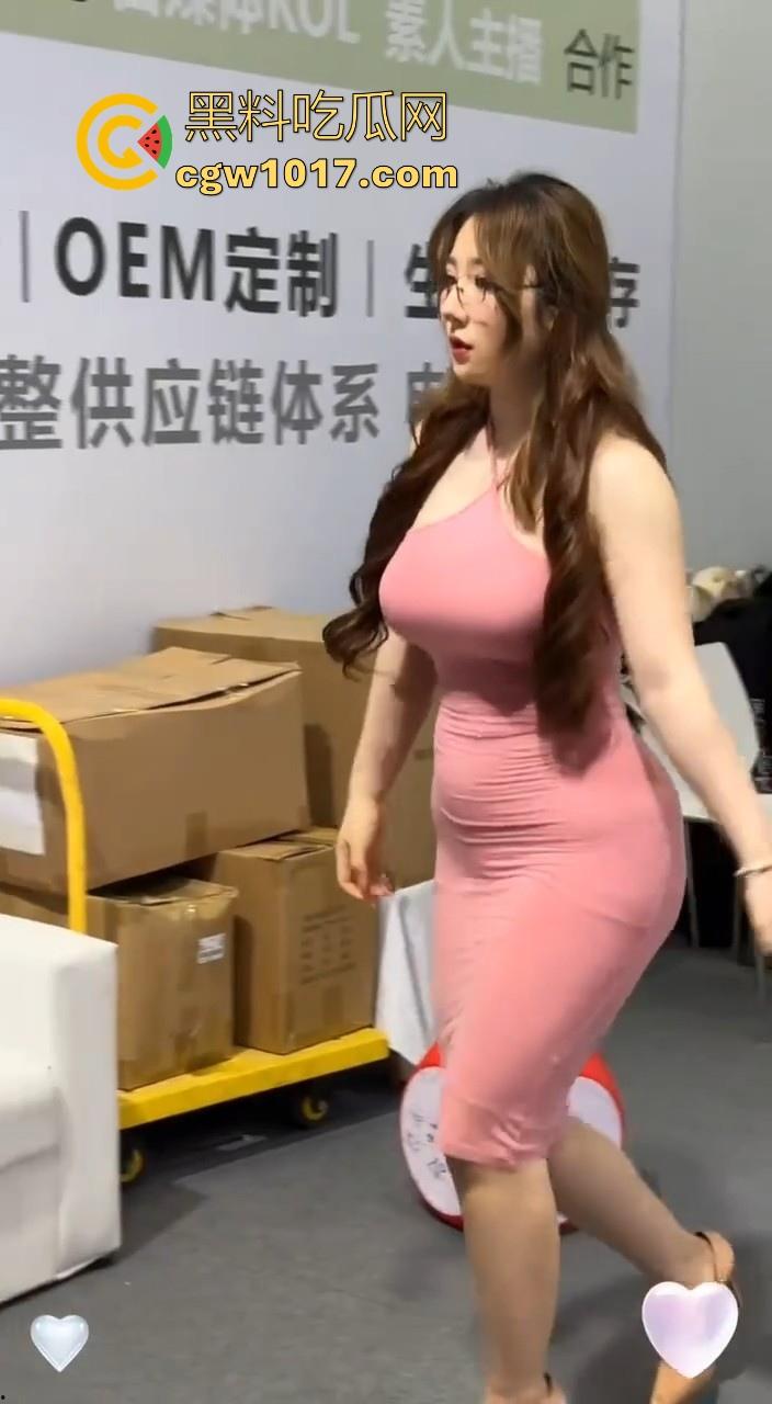 广州成人展惊现顶级BBW模特,极品微胖身材,G杯大奶配上蜜桃肥臀,那欲望眼神,无法想象这骚逼在床上是有多骚啊!-3