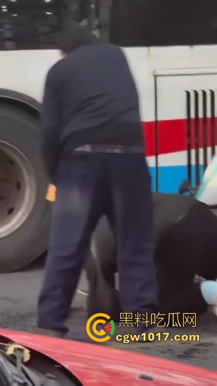 山东日照外卖小哥被撞,直接躺下玩手机报警处理,姿势像在家的床上一样,不料遭司机大哥报复-2