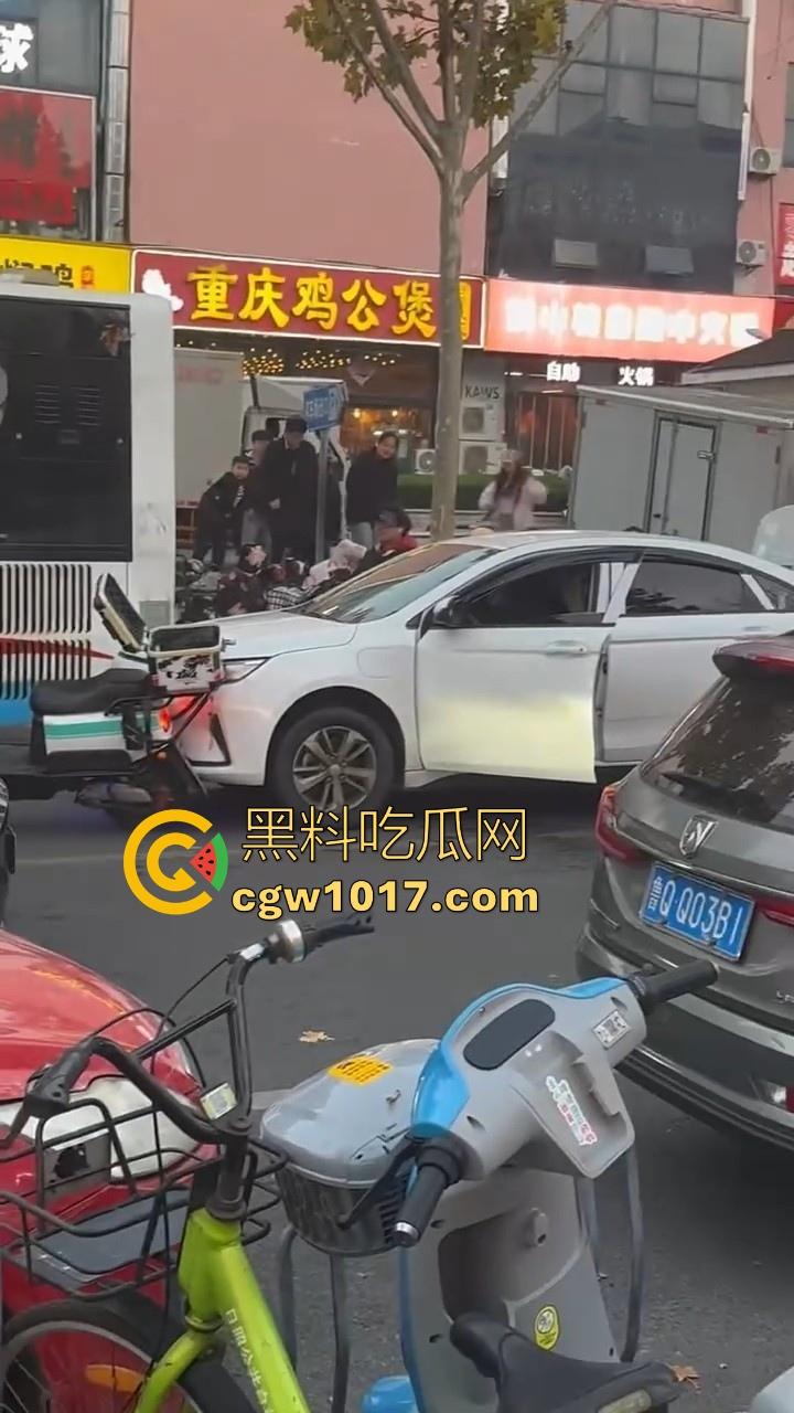 山东日照外卖小哥被撞,直接躺下玩手机报警处理,姿势像在家的床上一样,不料遭司机大哥报复-3