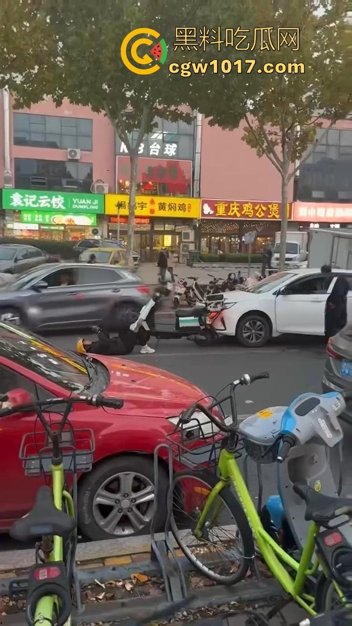 山东日照外卖小哥被撞,直接躺下玩手机报警处理,姿势像在家的床上一样,不料遭司机大哥报复-4