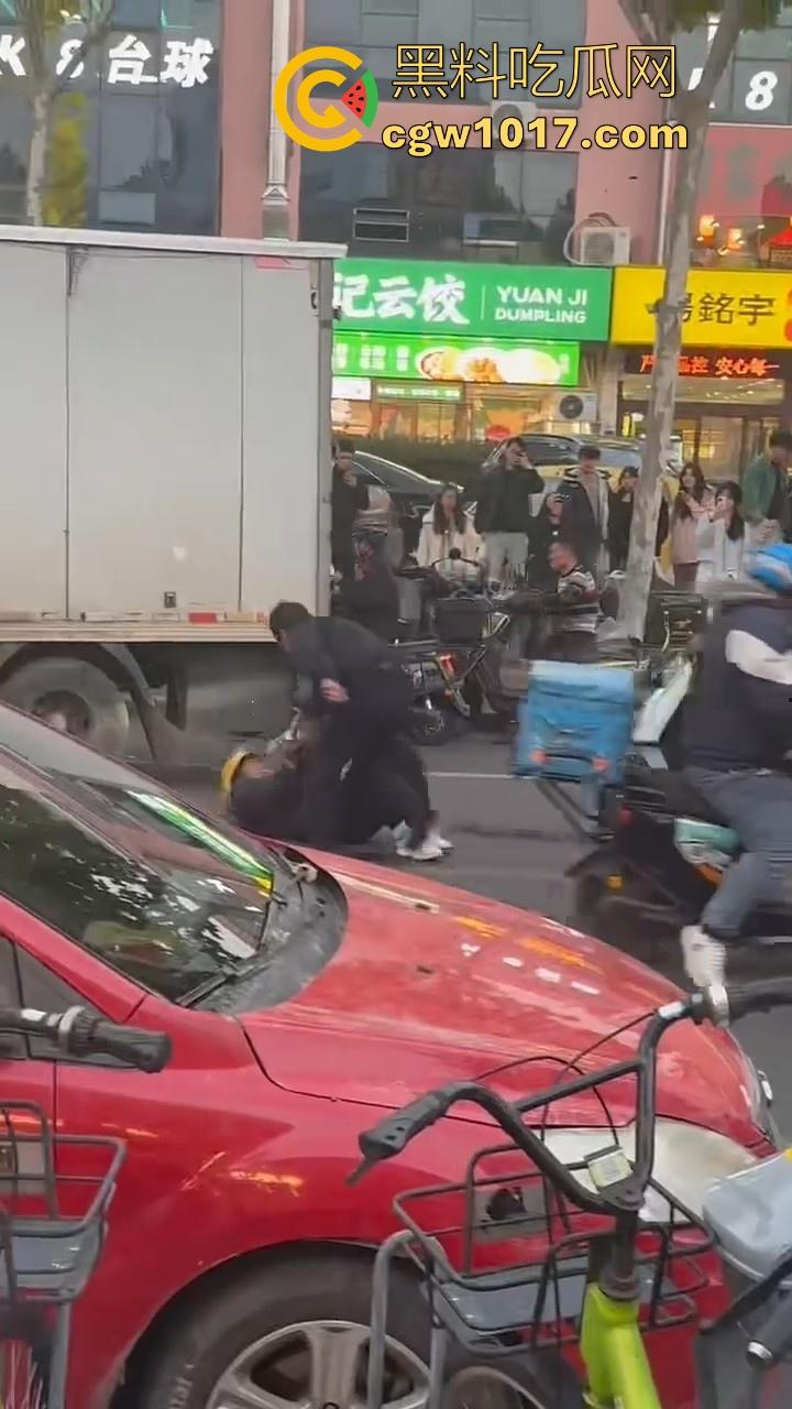 山东日照外卖小哥被撞,直接躺下玩手机报警处理,姿势像在家的床上一样,不料遭司机大哥报复-6