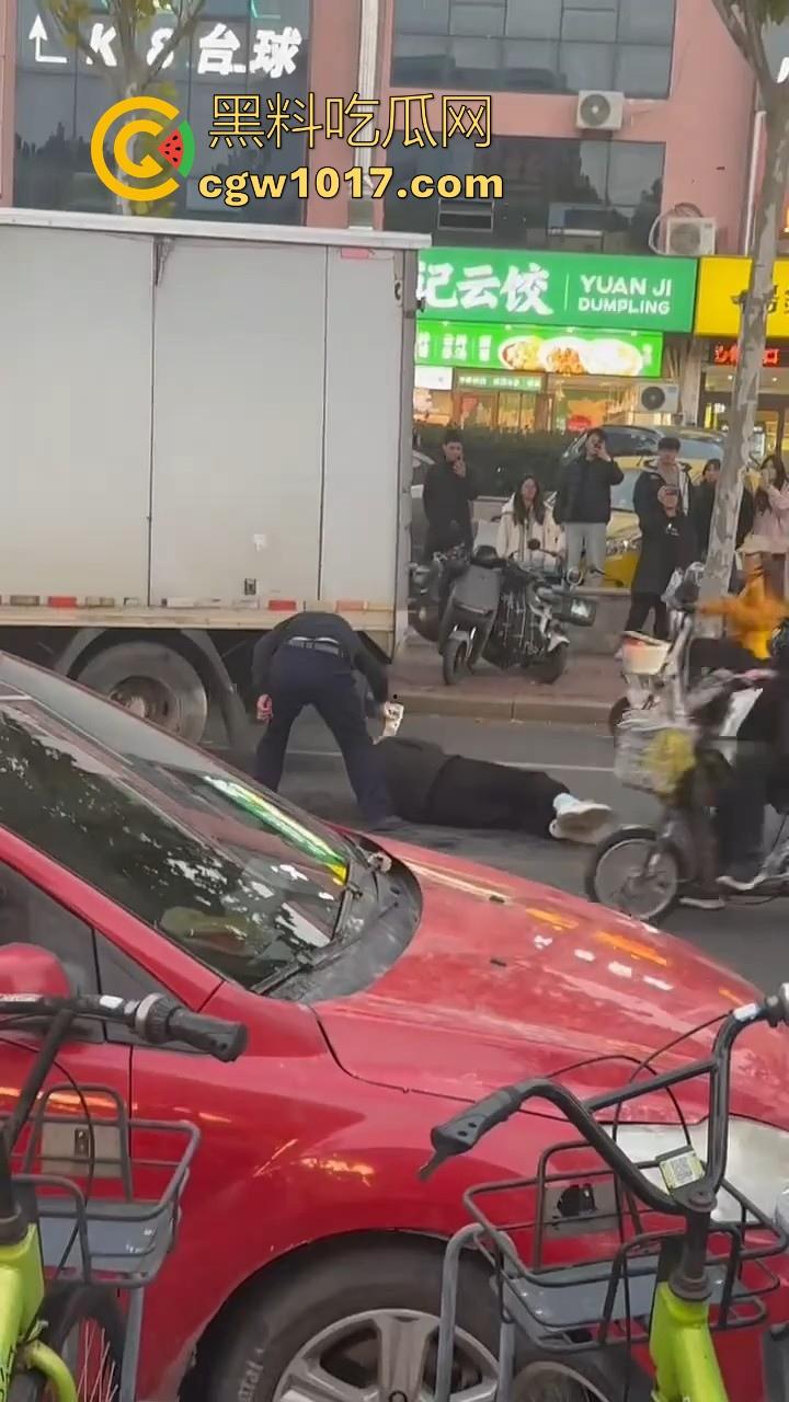 山东日照外卖小哥被撞,直接躺下玩手机报警处理,姿势像在家的床上一样,不料遭司机大哥报复-7