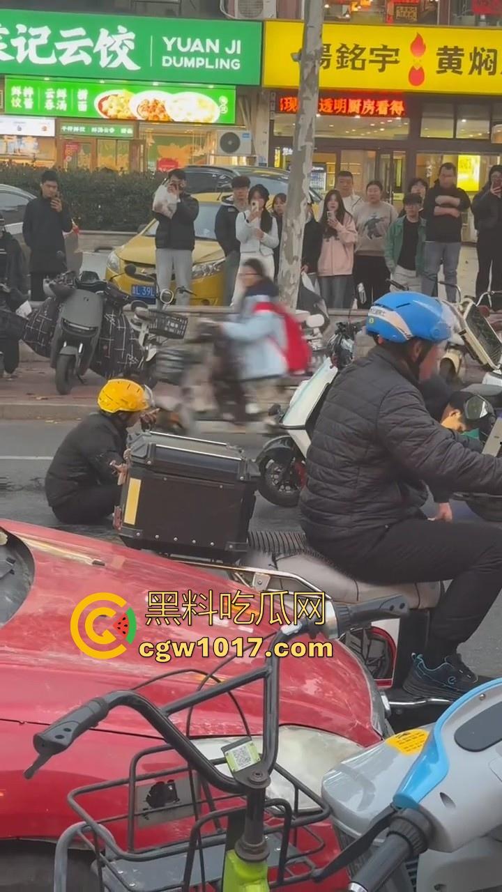 山东日照外卖小哥被撞,直接躺下玩手机报警处理,姿势像在家的床上一样,不料遭司机大哥报复-8