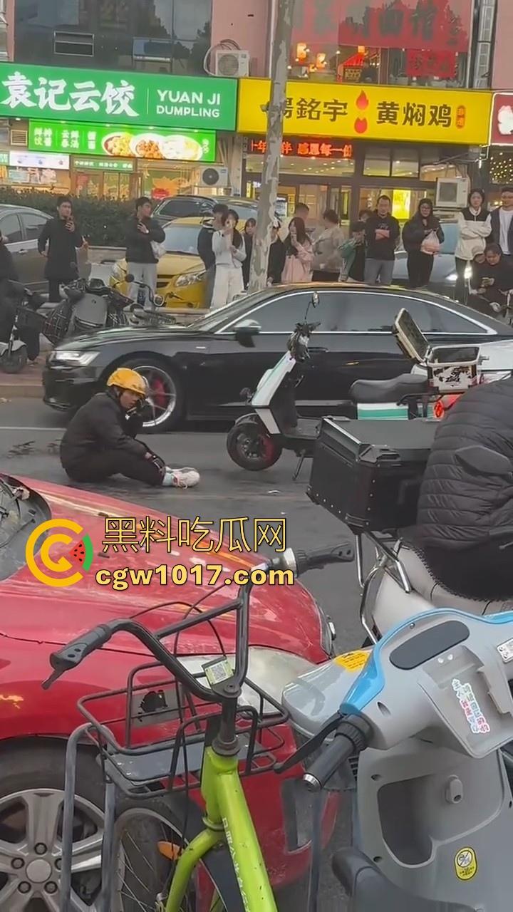 山东日照外卖小哥被撞,直接躺下玩手机报警处理,姿势像在家的床上一样,不料遭司机大哥报复-9