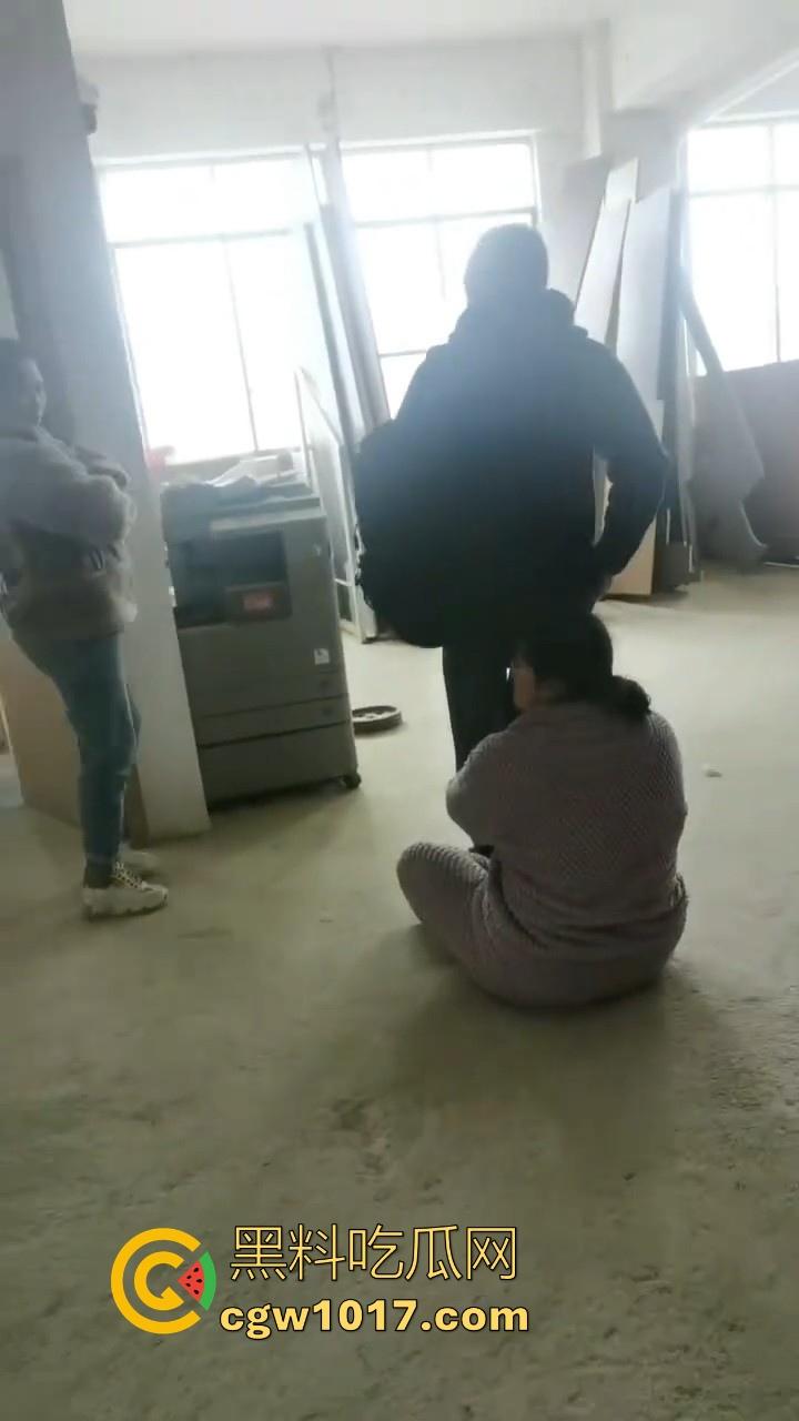 贵州龙里水长乡家具厂拖欠工资,员工携带孩子上门讨要薪资,抱着老板的大腿,都这样了不是哥们你还打算不给啊!-3