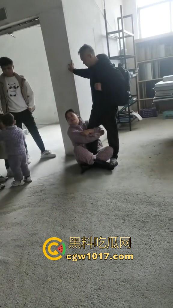 贵州龙里水长乡家具厂拖欠工资,员工携带孩子上门讨要薪资,抱着老板的大腿,都这样了不是哥们你还打算不给啊!-9