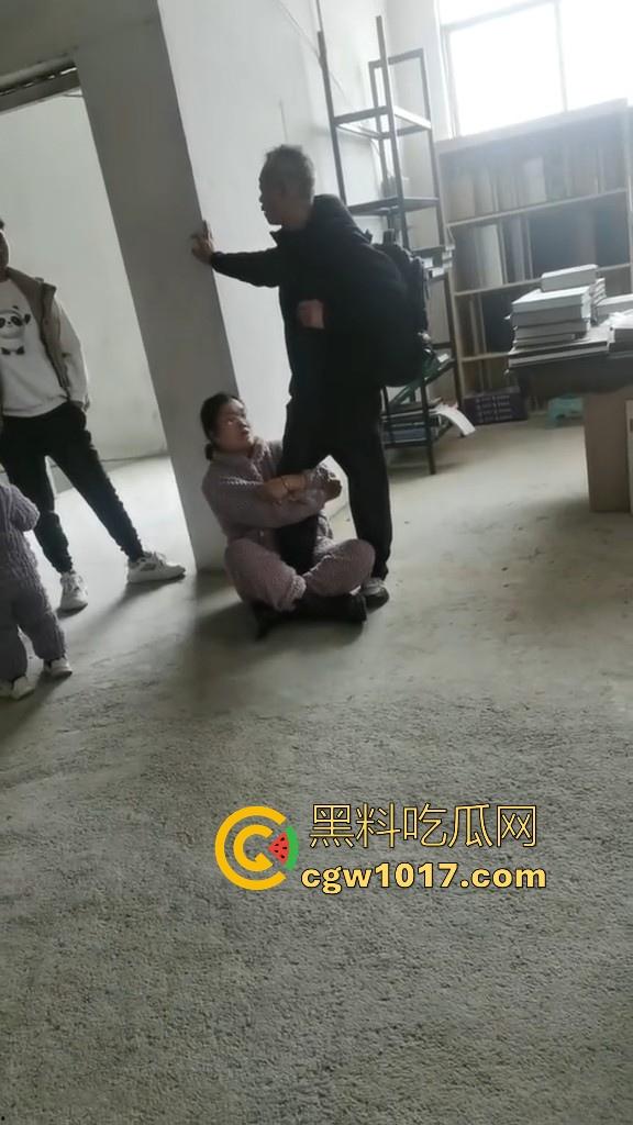 贵州龙里水长乡家具厂拖欠工资,员工携带孩子上门讨要薪资,抱着老板的大腿,都这样了不是哥们你还打算不给啊!-10