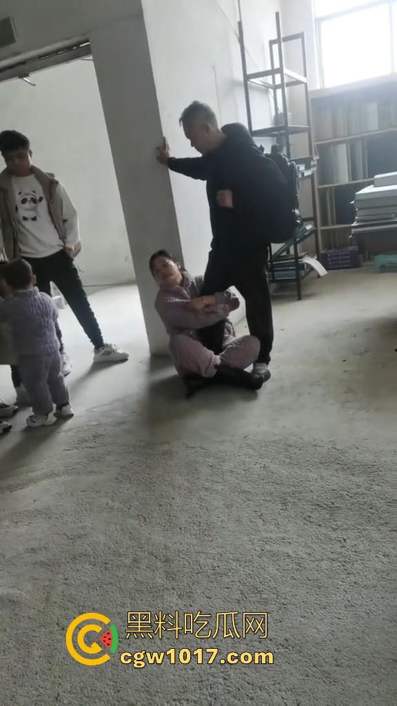贵州龙里水长乡家具厂拖欠工资,员工携带孩子上门讨要薪资,抱着老板的大腿,都这样了不是哥们你还打算不给啊!-8