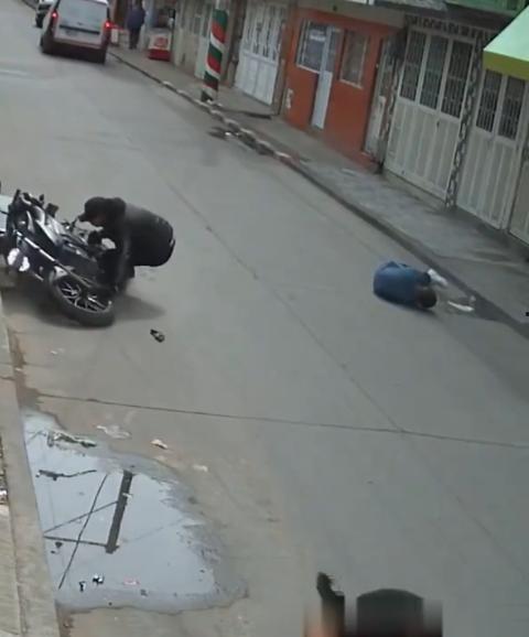 国外街头暗杀现场曝光:男子被暴徒直接爆头,警察瞬间反击,匪徒命丧街头,剩者逃窜,命运堪忧-5