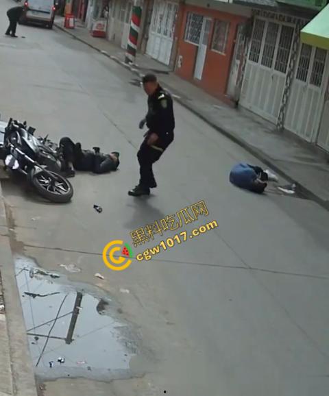 国外街头暗杀现场曝光:男子被暴徒直接爆头,警察瞬间反击,匪徒命丧街头,剩者逃窜,命运堪忧-8