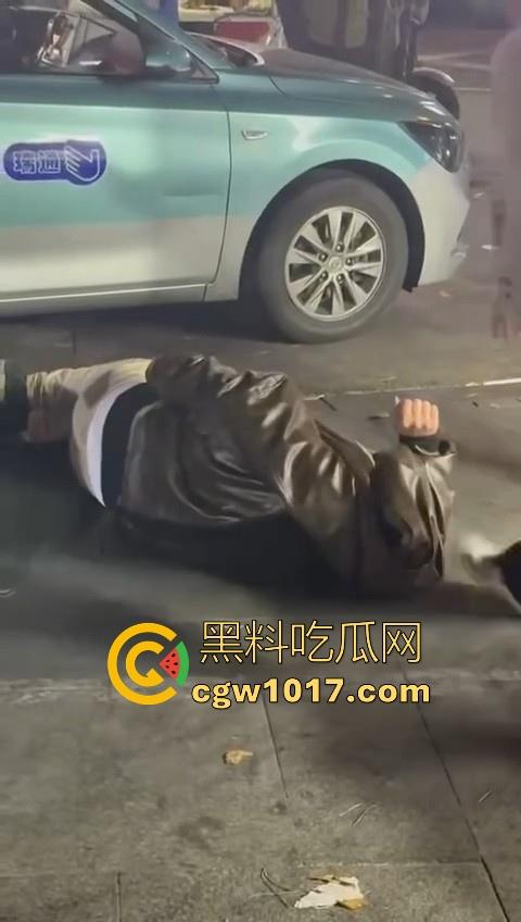 训洋狗还得是东北人!老外夜市耍流氓被东北大汉暴揍,从车里拽出来,拳打脚踢轮番上场,看得人是真解气!-4