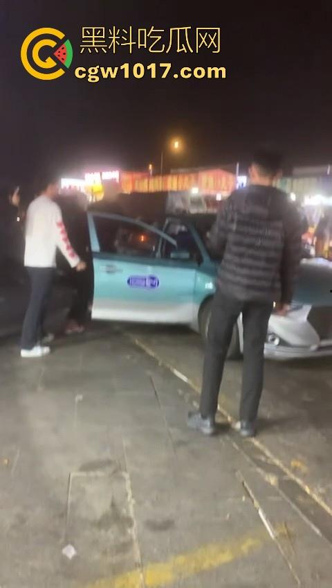 训洋狗还得是东北人!老外夜市耍流氓被东北大汉暴揍,从车里拽出来,拳打脚踢轮番上场,看得人是真解气!-8