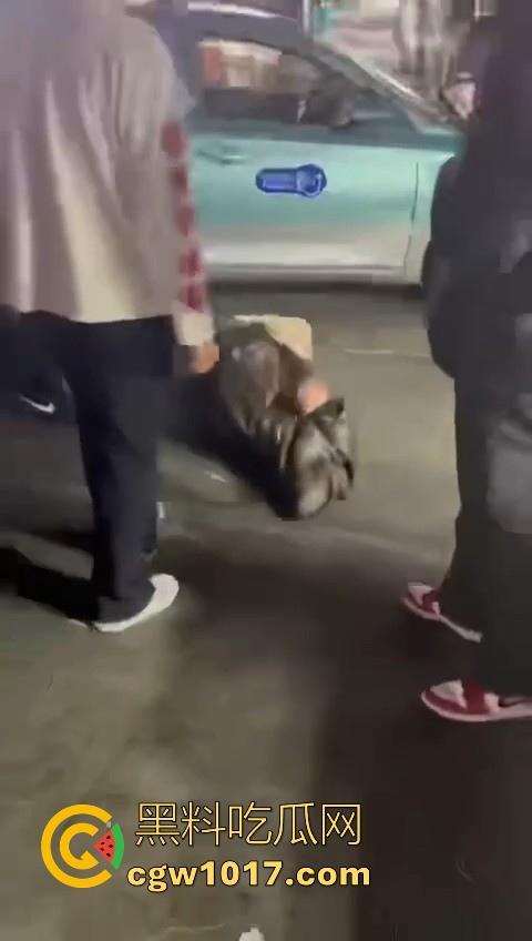 训洋狗还得是东北人!老外夜市耍流氓被东北大汉暴揍,从车里拽出来,拳打脚踢轮番上场,看得人是真解气!-3