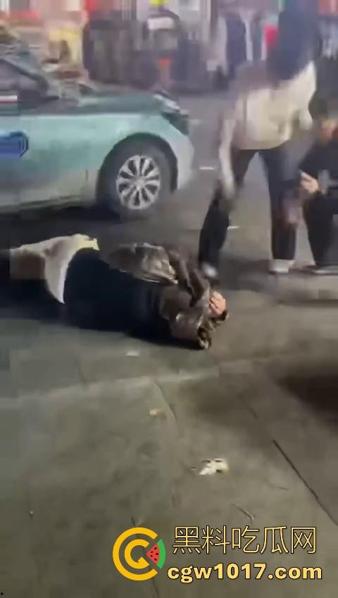 训洋狗还得是东北人!老外夜市耍流氓被东北大汉暴揍,从车里拽出来,拳打脚踢轮番上场,看得人是真解气!-5