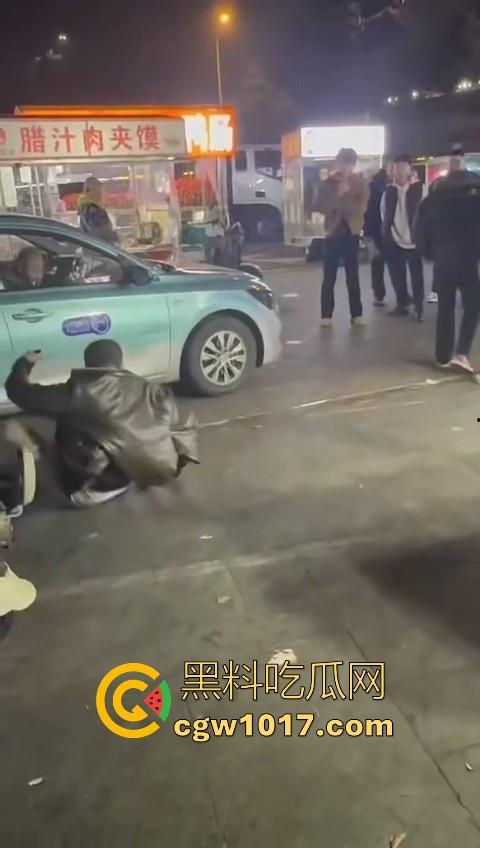 训洋狗还得是东北人!老外夜市耍流氓被东北大汉暴揍,从车里拽出来,拳打脚踢轮番上场,看得人是真解气!-6