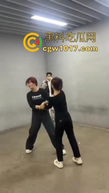 沈阳精神小妹约架群殴,两大帮派集结多人,相互开撕火拼,打得再狠点啊,把逼都扣爆她!-7