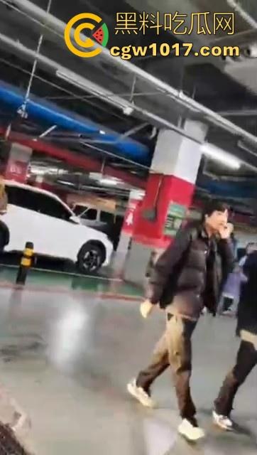 沈阳精神小妹约架群殴,两大帮派集结多人,相互开撕火拼,打得再狠点啊,把逼都扣爆她!-12