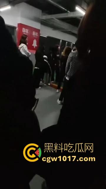 沈阳精神小妹约架群殴,两大帮派集结多人,相互开撕火拼,打得再狠点啊,把逼都扣爆她!-10