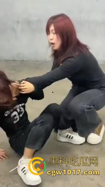 沈阳精神小妹约架群殴,两大帮派集结多人,相互开撕火拼,打得再狠点啊,把逼都扣爆她!-9