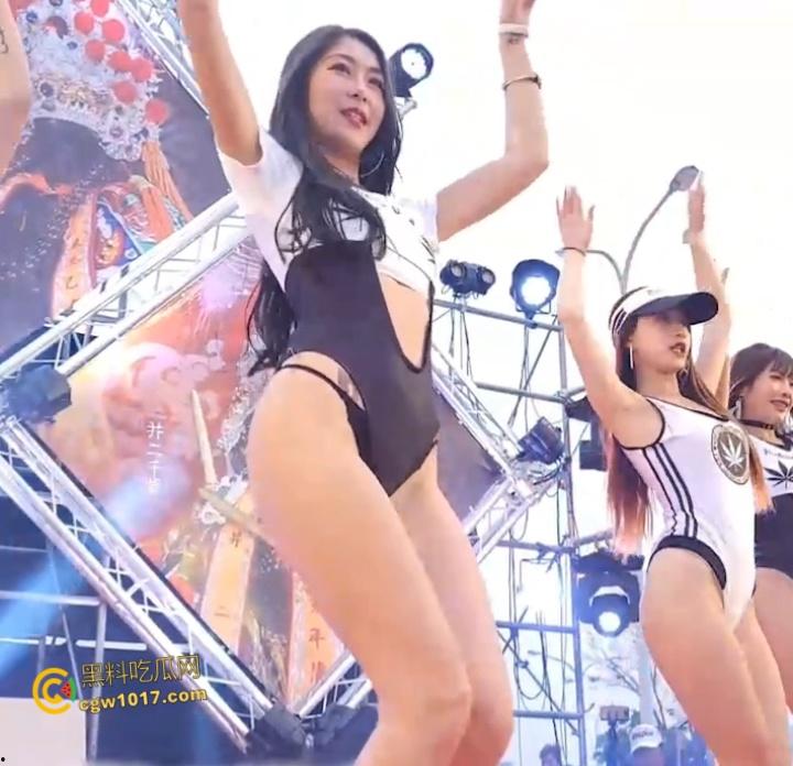 台湾大型庙会活动,辣妹比基尼热舞,腰扭臀摇乳浪翻涌 ,超低镜头捕捉内裤勒蜜缝轮廓,极致诱惑香艳无比!-7