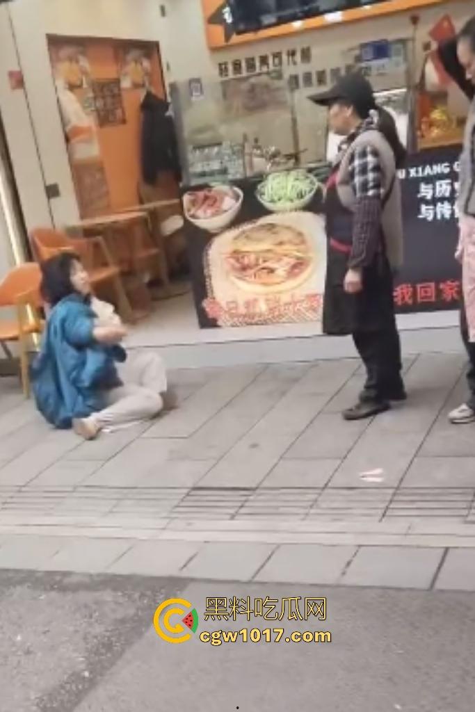 株洲芦淞区蜀香锅盔店,20岁无业骚妹吃完两份拒付钱,脱外套跑路被店主扯衣露膀子,这是霸王餐专业户还是真困难?-6