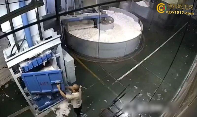 西北角碎料机血腥惨案,工人操作失误双腿被压断,双手撑地拖着残躯爬行数十米,头皮发麻!-2