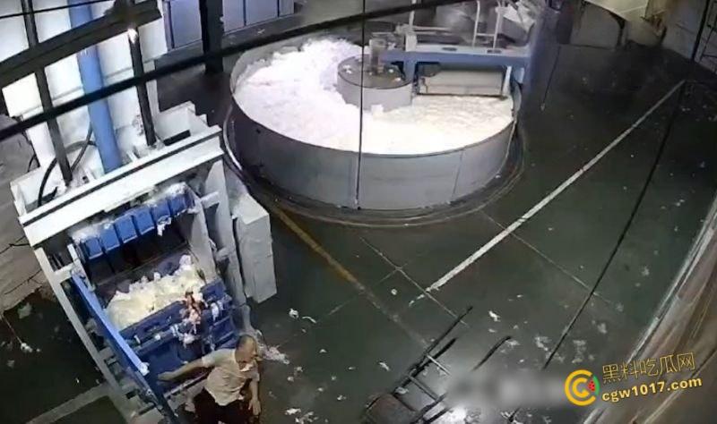 西北角碎料机血腥惨案,工人操作失误双腿被压断,双手撑地拖着残躯爬行数十米,头皮发麻!-5