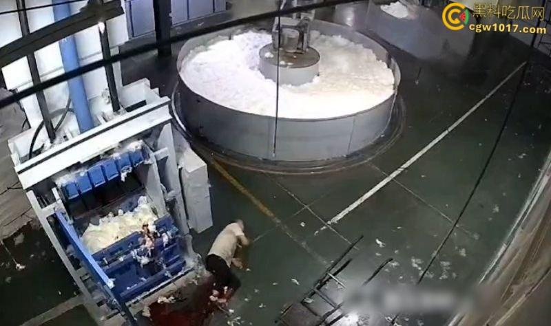 西北角碎料机血腥惨案,工人操作失误双腿被压断,双手撑地拖着残躯爬行数十米,头皮发麻!-6