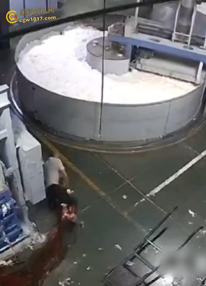 西北角碎料机血腥惨案,工人操作失误双腿被压断,双手撑地拖着残躯爬行数十米,头皮发麻!-7