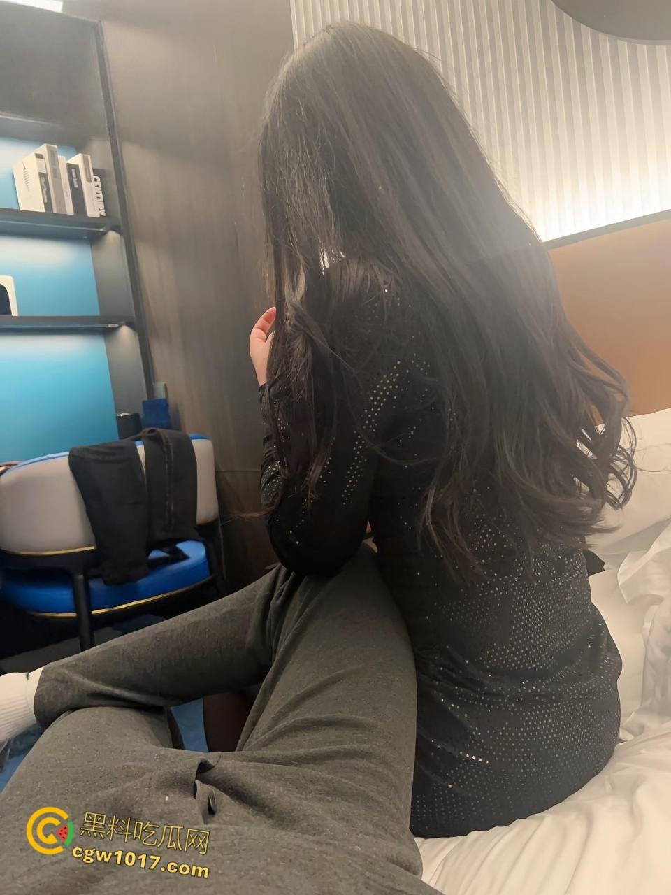 姐姐一边喝奶我就一边摸她奶,直接把姐姐按在地上口交,穿着牛仔长靴对镜后入,水都快喷我脸上来了 !-3