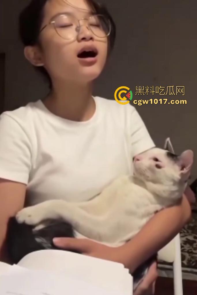 眼镜精神小妹抱猫唱歌难听,猫猫头听不下去直接咬胸部,咬的妹子说“what the fuck”,这猫也是个老吃家了!-2