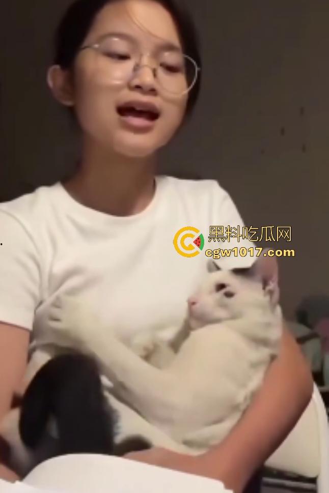 眼镜精神小妹抱猫唱歌难听,猫猫头听不下去直接咬胸部,咬的妹子说“what the fuck”,这猫也是个老吃家了!-3