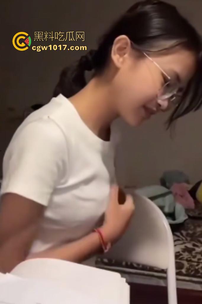 眼镜精神小妹抱猫唱歌难听,猫猫头听不下去直接咬胸部,咬的妹子说“what the fuck”,这猫也是个老吃家了!-7