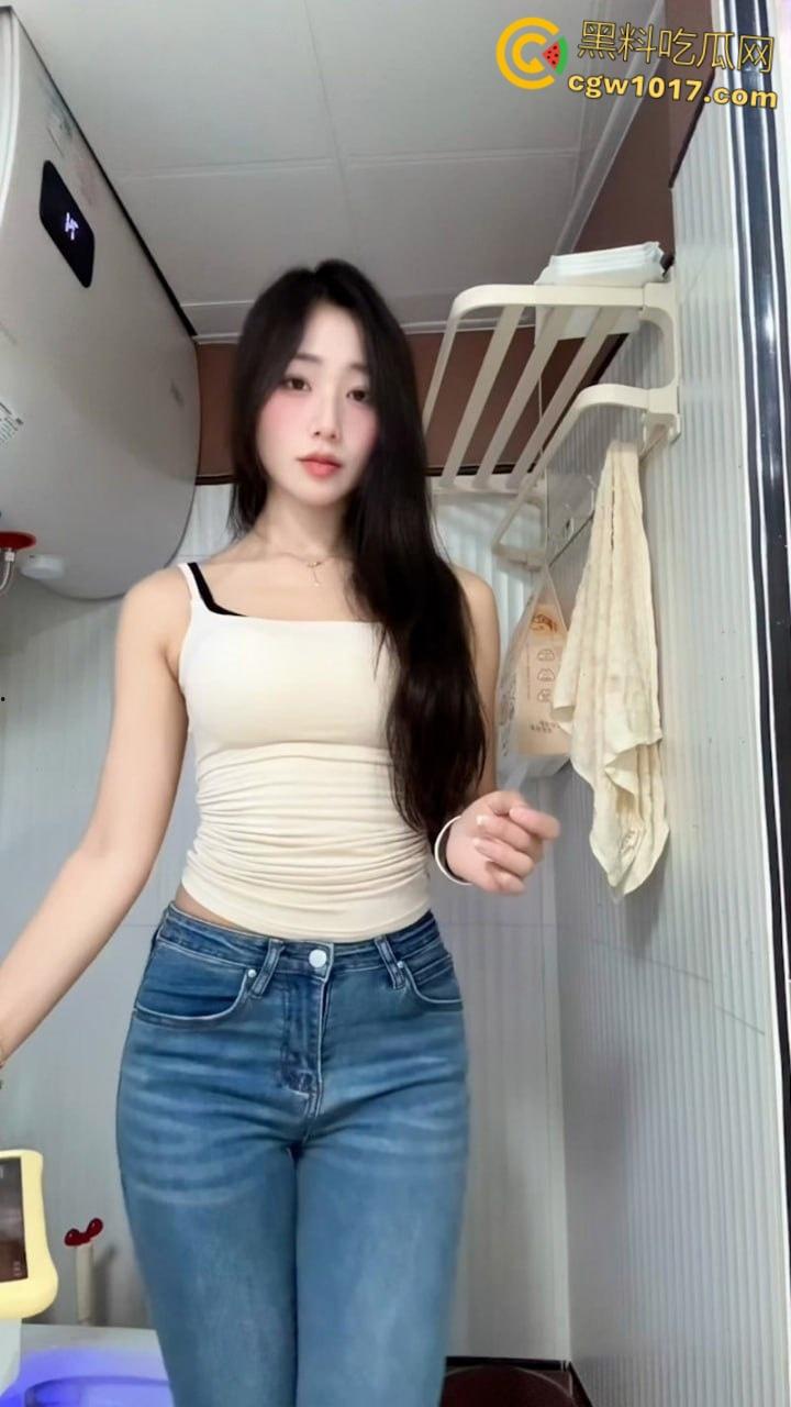 抖音高颜值网红【小绵羊】,金主定制骚舞福利流出,身材纤细性感妖娆,黑色蕾丝三点制服,淫荡骚舞极致诱惑!-2